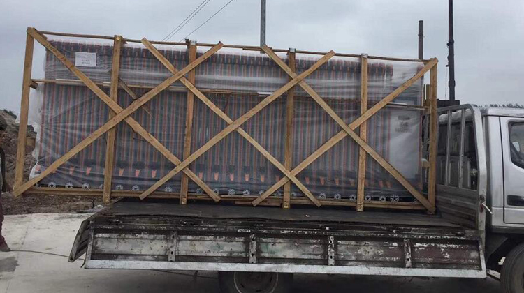 發(fā)往荊州電動伸縮門卸貨現場圖