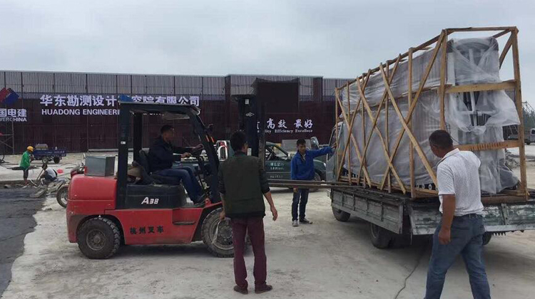 發(fā)往宜昌電動伸縮門卸貨現場圖